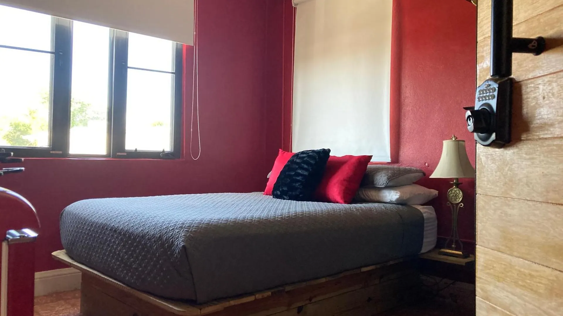Studio With Modern Amenities, Walk-In Shower, Jacuzzi, Beach, And Pool, (Adults Only) Apartment